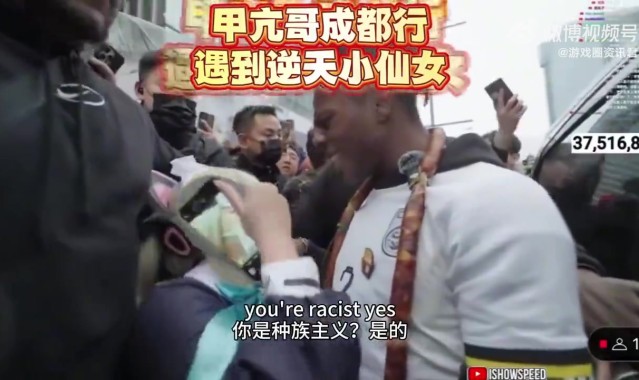 甲亢哥成都遇到二次元“种族骑士王小桃”贴脸玩梗 该事件已经火到了国外