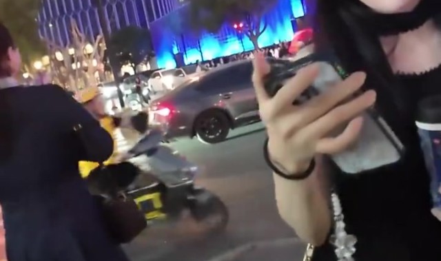 这是真美女！LPL官方解说Rita被街头摄影师选中 邀请拍照