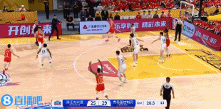 运气不错！朱俊龙晃开防守漂移强投三分 压哨弹进篮筐